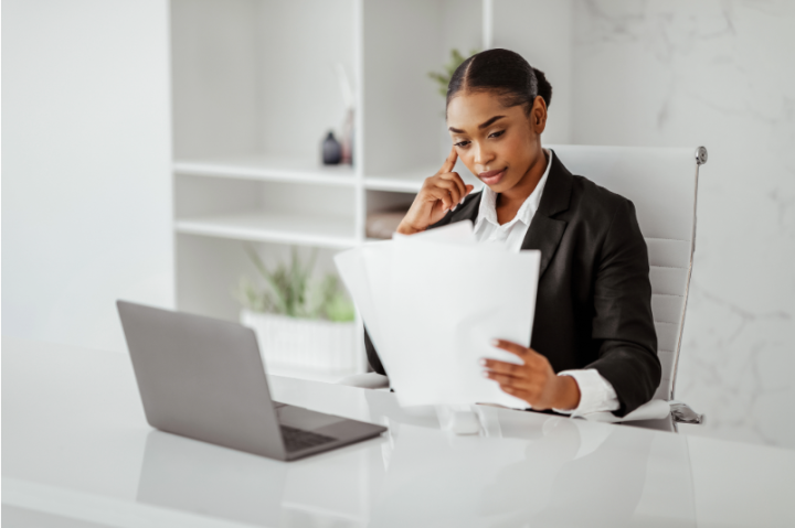Frau am Laptop die eine Stellenanzeige sich anschaut
