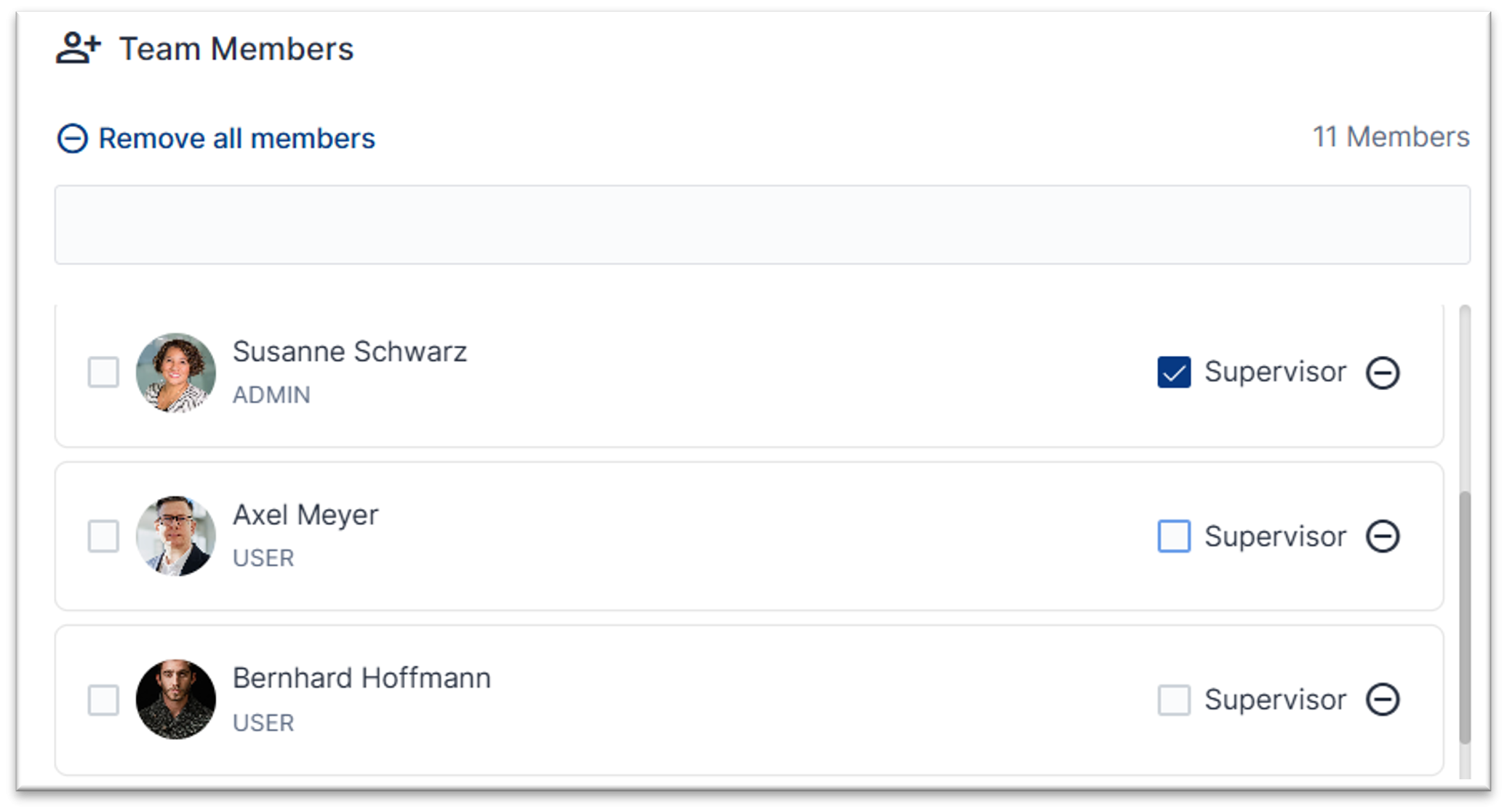 Screenshot einer Benutzeroberfläche zur Verwaltung von Teammitgliedern, Rollen und Hierarchien, mit einer Mitgliederliste links und einer Liste von Funktionen (Hierarchien & Rollen) rechts.