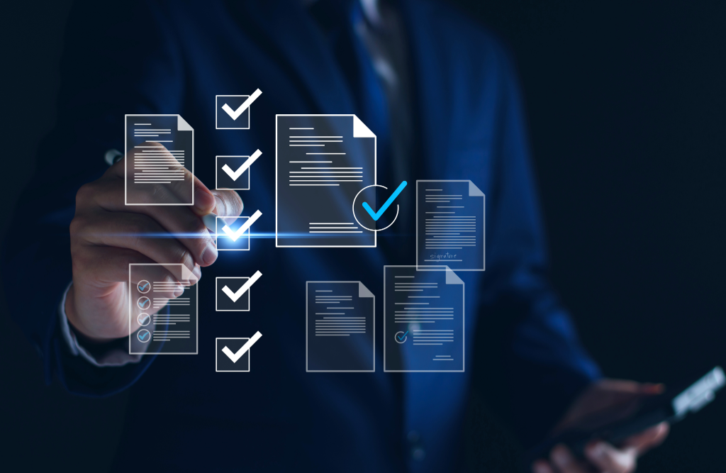 Eine Hand interagiert mit virtuellen, bestätigten Dokumenten auf einem dunklen Bildschirm, um die KI-gestützte Unterstützung zu visualisieren.