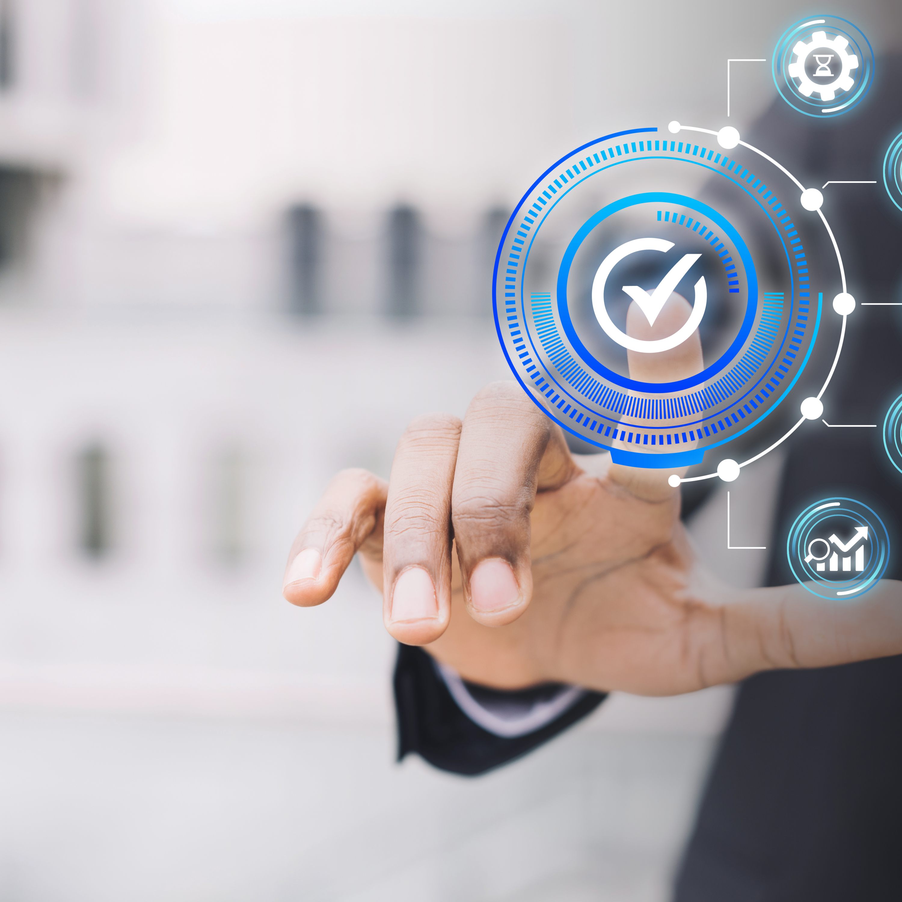 Das Bild einer Hand, die eine digitale Schaltfläche mit einem Häkchen berührt, symbolisiert die Vorteile der Automatisierung von KAN-ONE: mehr Reichweite, einheitliches Branding, Zeitersparnis, Fehlervermeidung und DSGVO-Konformität.