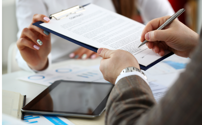 Ein Mitarbeiter nutzt das KAN-ONE Vertragsmanagement (Contract Lifecycle Management, CLM) auf seinem Laptop, um ein juristisches Dokument oder einen Arbeitsvertrag zu bearbeiten.